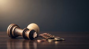 Los errores más caros del primer año invirtiendo: un rey de ajedrez caído junto a monedas desperdigadas
