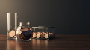 Fondo indexado, ETF y acción: diferencias, ejemplos y cuál elegir: tres recipientes de cristal con una moneda, monedas mezcladas y monedas ordenadas