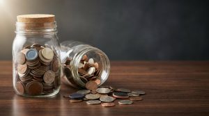 Fondos de acumulación vs distribución: la diferencia fiscal: un tarro de monedas cerrado y otro abierto del que salen monedas