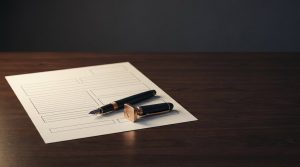 Qué es el formulario W-8BEN y cómo se rellena: un formulario en blanco con una pluma y un sello