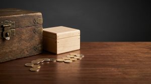 Cómo traspasar fondos de inversión del banco a un bróker de bajo coste: un baúl antiguo y una caja moderna con monedas entre ambos